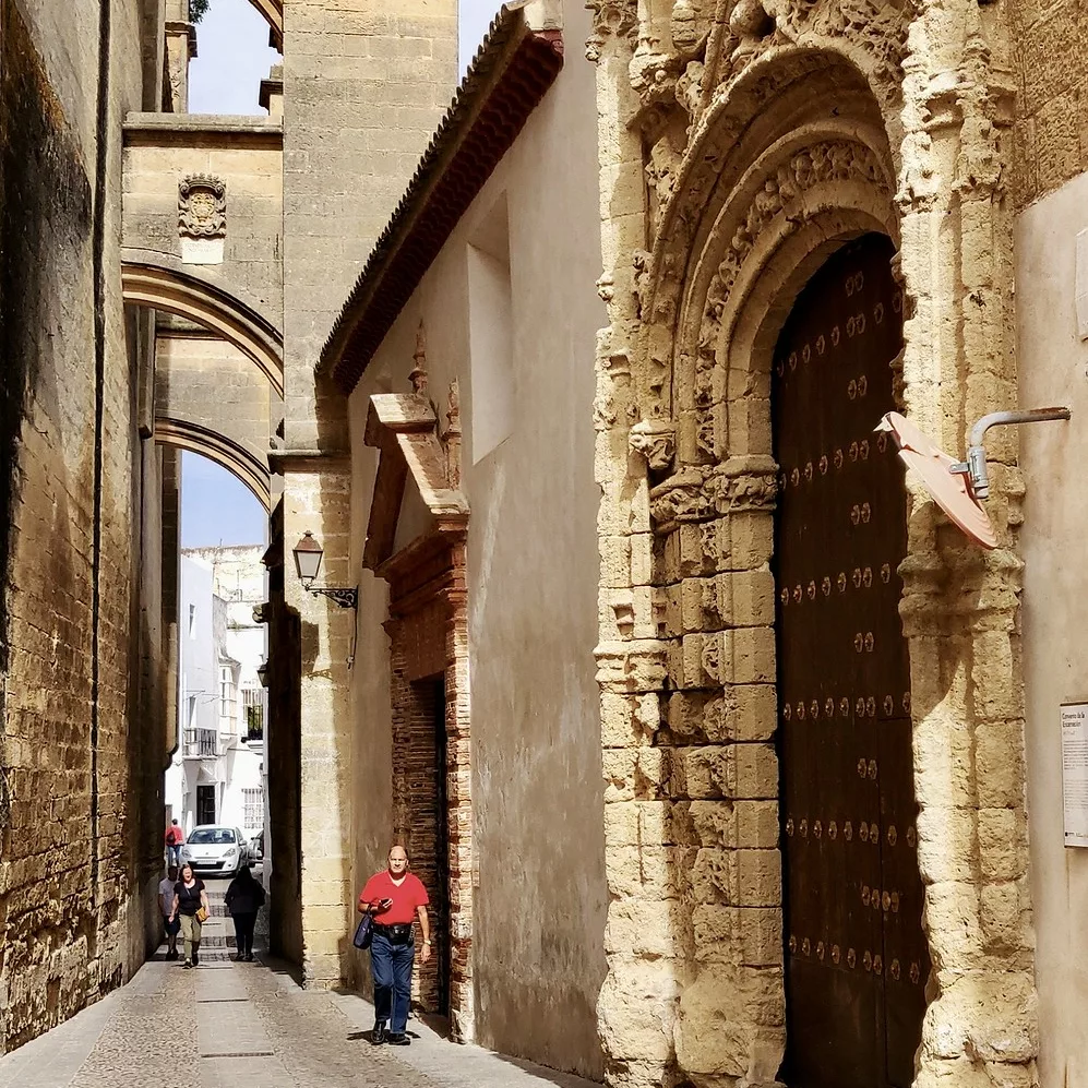 Walking along the Catedral de San Salvador