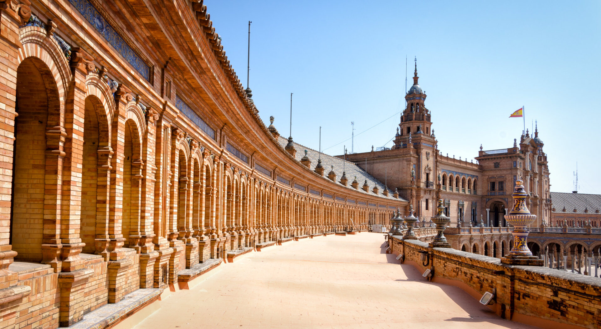 Plaza de España (Guide + Tips) - upper level of the building